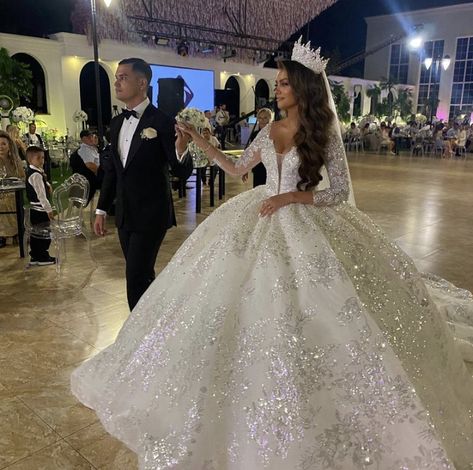 Massive Wedding Dress, Fancy Wedding Dresses Princesses, Wedding Arab, Dresses Cinderella, Extravagant Wedding Dresses, Bohemian Bridal Shower, Big Wedding Dresses, Contemporary Bridal, Vintage Bridal Shower