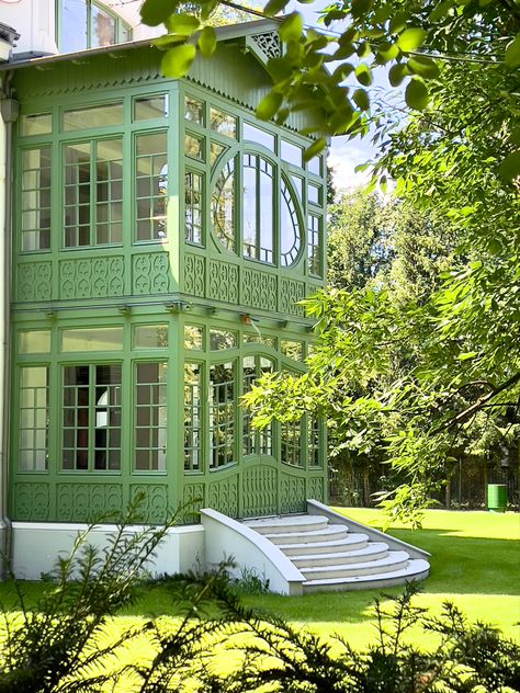 Villa Anna built in art nouveau style in Konstancin Jeziorna Art Nouveau Buildings, Art Nouveau Houses, Art Noveau Houses Exterior, Art Nouveau House Exterior, Art Nouveau Cottage, Art Nouveau Exterior, Art Nouveau Garden, Art Nouveau Interior Design, Curved Windows