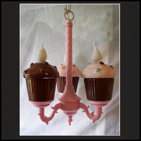 Cupcake Chandelier Cupcake Kitchen Decor, Cupcake Vintage, Cocina Shabby Chic, Vintage Cupcake, Cupcake Shops, Cupcake Designs, Bakery Design, Pink Cupcakes, Antique Kitchen