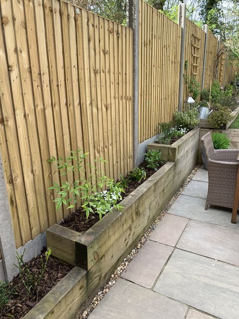 Raised Flower Beds Along Fence, Small Garden Landscape, Patio Garden Design, Healthy Garden, Backyard Garden Design, Garden Yard Ideas, Garden Storage, Back Garden, Lawn And Garden