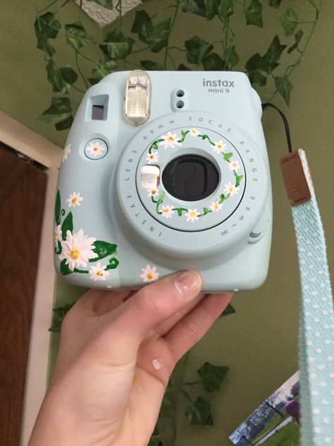 Decorated Polaroid Camera, Painted Polaroids, Polaroid Camera Aesthetic, Polaroid Camera Ideas, Polaroid Camera Instax, Instax Mini Ideas, Polaroid Instax Mini, Camera Painting, Polaroid Instax