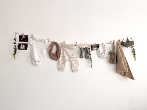 Baby Clothes Baby Shower Decor, Onesie Garland Boy, Hanging Onesies Decor, Cute Baby Shower Decor, Baby Clothes Decoration Ideas, Simple Woodland Baby Shower Ideas, Hanging Baby Clothes Decoration, Onsie Garland Decoration, Onesie Clothes Line Shower Ideas