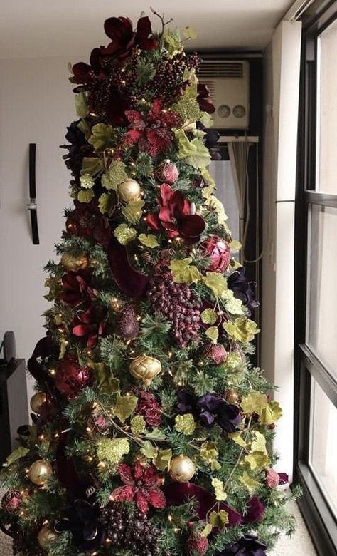 Burgandy Christmas Tree Ideas, Grape Christmas Tree, Yule Party, Christmas Creatives, Wine Christmas Tree, Champagne Christmas Tree, Orange Christmas Tree, Christmas Tree Colour Scheme, Moody Christmas