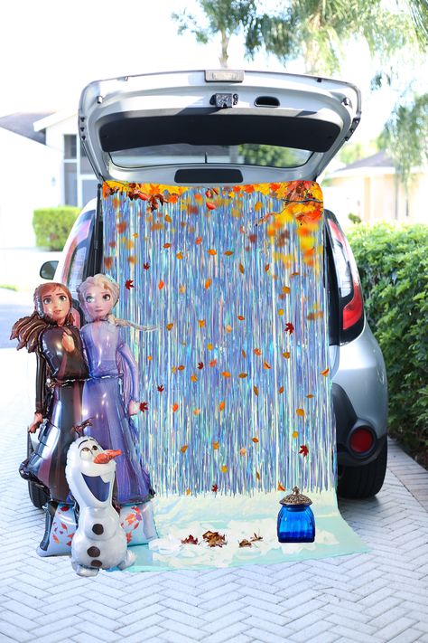 Frozen Theme Trunk Or Treat, Frozen 2 Trunk Or Treat, Trunk Or Treat Frozen Theme, Winter Wonderland Trunk Or Treat, Frozen Trunk Or Treat, Frozen Halloween Costumes, Frozen Halloween, Frozen Birthday Party Decorations, Trunker Treat Ideas