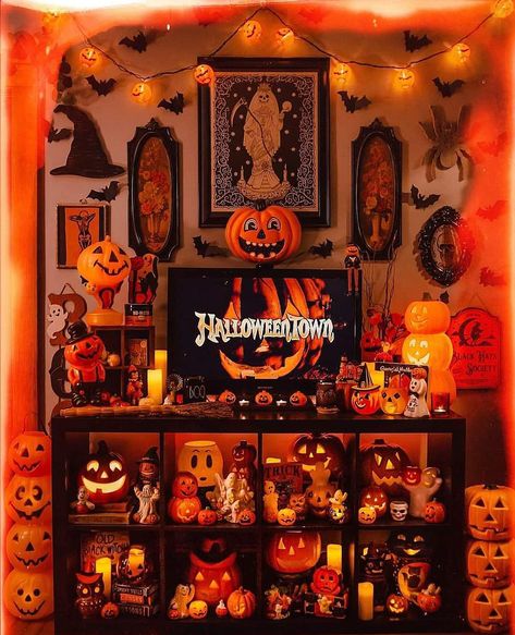 Halloween Mantels, Home Sweet Hell, Happy Haunting, Fall Night, Halloween Mantel, Halloween Everyday, Halloween Wreaths, Autumn Night, Halloween Aesthetic