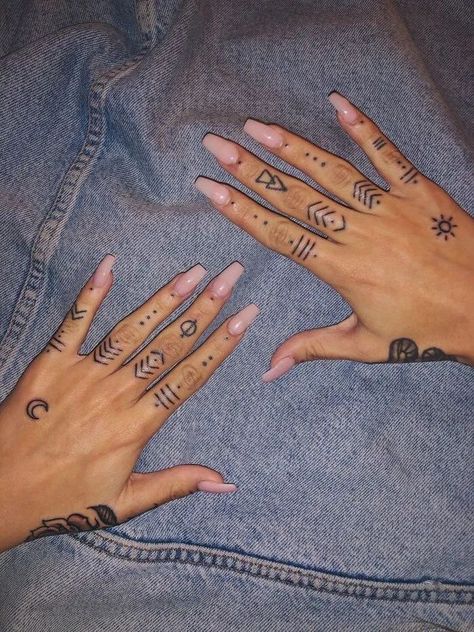 White Finger Tattoos, Girl Finger Tattoos, Tattoo Main, Simple Finger Tattoo, Simple Hand Tattoos, Cute Finger Tattoos, Tato Henna, Finger Tattoo For Women, Finger Tats