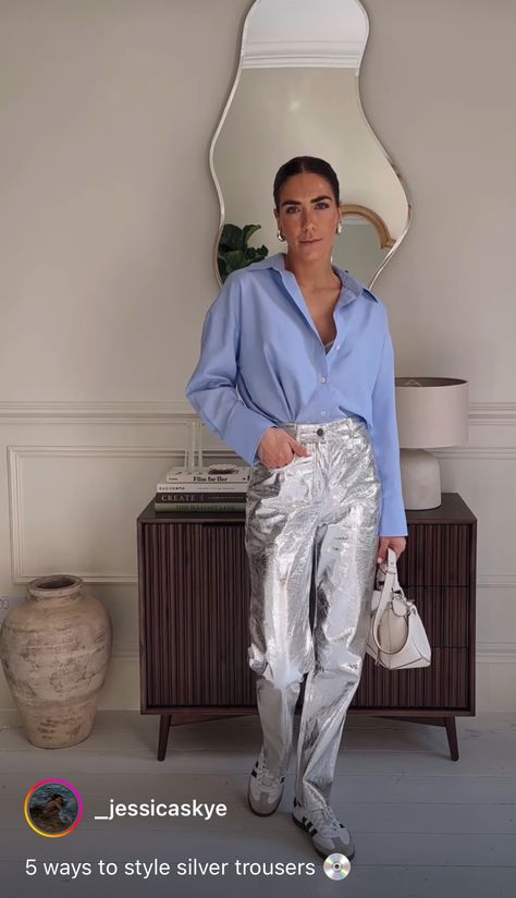 Silver Denim Outfit, Silver Metallic Outfit Ideas, Metallic Jeans Outfit, Silver Jeans Outfit, Silver Pants Outfit, Metallic Pants Outfit, Silver Outfits, Silver Pants, Looks Jeans