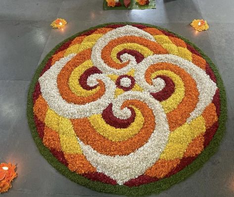 Flower Carpet Design Onam, Rangoli Designs Flower Diwali, Onam Rangoli Flower, Pookolam Design, Floral Rangoli Designs, Rangoli From Flowers, Flower Rangoli Designs Creativity, Pookkalam Designs, Onam Vibes