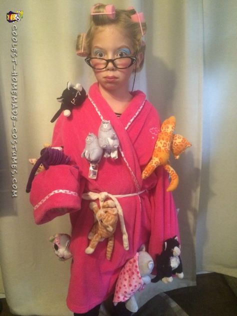 Last Minute Crazy Cat Lady Costume Crazy Cat Lady Halloween Costume, Cat Lady Costume, Crazy Cat Lady Costume, Last Minute Kostüm, Costume Homemade, Costumes For Work, Halloween Costumes For Work, Griswold Family, Diy Costumes Women