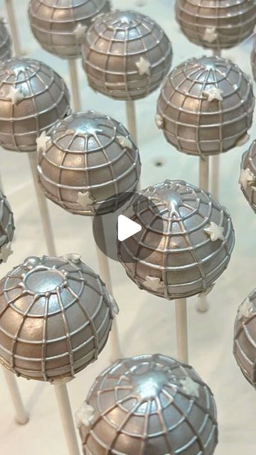 RebeccasCakePops on Instagram: "Have a ball! 🪩  🪩Disco ball cake pops for a Bat Mitzvah ���🪩 #discoball #disco #batmitzvah #cakepops #desserts #nyc #lowereastside #dessert #eatinggood #nycdessert #ilovenewyork #lovefood #foodie #nycfood #cutefood #cheatday #eats #eeeeeats #cakepops #rebeccascakepops" Metallic Cake Pops, Disco Ball Cakepops, New Year’s Eve Cake Pops, Disco Food Ideas, Disco Desserts, Disco Cake Pops, Cakepops Ideas Birthday, Taylor Swift Party Food Ideas, Disco Ball Cake Pops