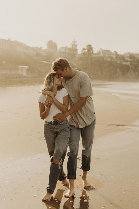 Summer Beach Couple Pictures, Fall Beach Pictures Couples, Beach Pictures Ideas Couples, Morning Beach Couple Photoshoot, Cozy Beach Couple Photoshoot, Couple Beach Pictures Jeans, Aesthetic Couple Beach Pictures, Engagement Pictures At The Beach, Couple Shoot Beach Photography