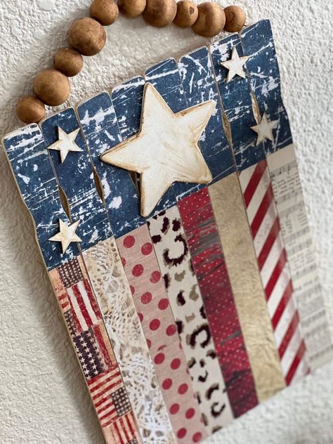 Paint Stick Flag, America Crafts, Fouth Of July Crafts, Alter Jeans, American Flag Diy, Paint Stick Crafts, Felt Turtle, Patriotic Crafts Diy, Flag Diy