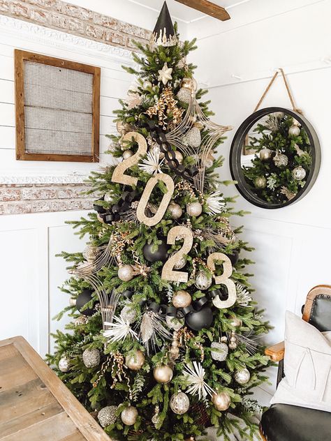 New Year’s Eve Tree Decor, New Years Easy Decorations, New Year’s Eve Garland, New Years Home Party, New Year’s Party Decoration Ideas, New Years Backyard Party, Nye Tree Decorations, New Year’s Eve House Party Decor, Nye Mantle Decor