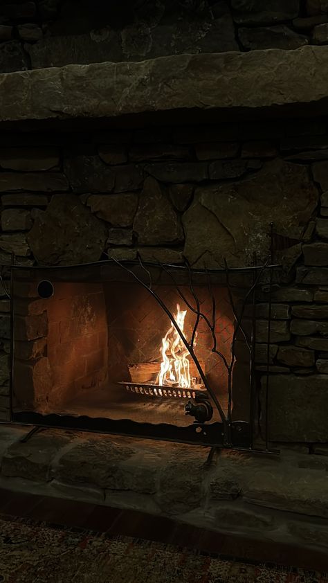 Aesthetic Fireplace, Fireplace Aesthetic, Autumn Fireplace, Fireplace Home, Pumpkin Scented Candles, Mountain Chalet, Fire Photography, Fate Stay Night Anime, Getaway Cabins