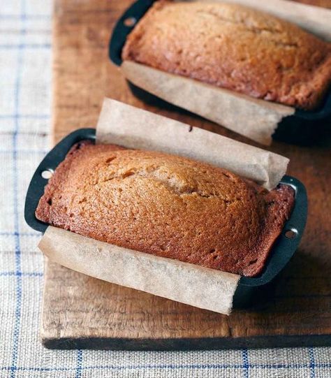 Applesauce Bread Recipe (This applesauce bread recipe is quick, easy, and oh so autumnal.) Applesauce Bread Recipe, No Sugar Banana Bread, Banana Bread With Applesauce, Loaf Breads, Applesauce Bread, Autumn Baking, Homemade Applesauce, Apple Bread, Quick Bread Recipes