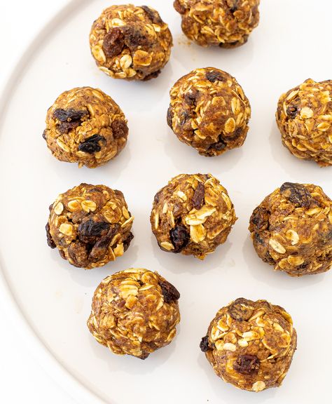 Oatmeal Raisin Energy Bites Oatmeal Raisin Protein Balls, Chai Oatmeal Energy Bites, Raisin Energy Balls, Peanut Butter Raisin Energy Balls, Oatmeal Raisin Energy Bites, Oatmeal Raisin Protein Cookies, Oat Honey Peanut Butter Energy Bites, Oatmeal Energy Bites, How To Make Oats