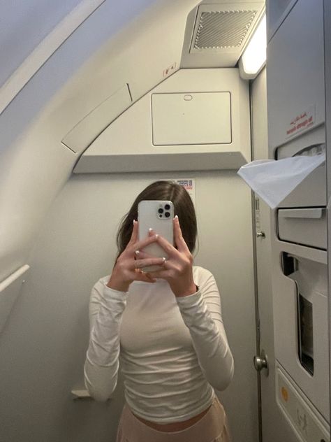 Airplane Bathroom Selfie, Airport Toilet, Airplane Toilet, Classy Airport Outfit, Flight Outfit Airport Style, Chic Airport Outfit, Chic Travel Outfit, Comfy Airport Outfit, Airport Outfit Summer