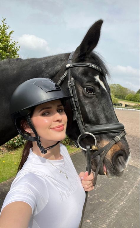 Horse Riding Selfie, Erin Williams Equestrian, Selfie With Horse, Horse Selfie, Horses Aesthetics, Mulan Aesthetic, Horse Poses, Erin Williams, Egypt Tourism