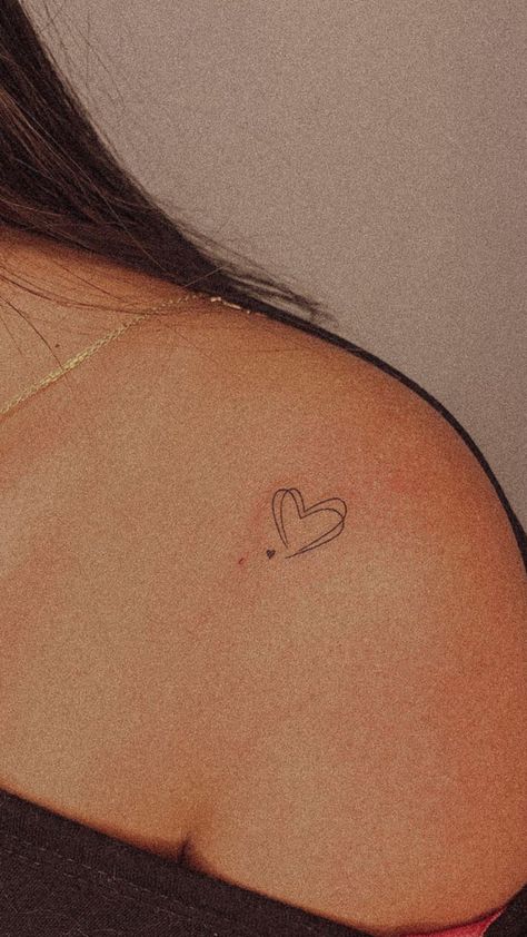 Heart Tattoo On Clavicle, Tato Heart, Cute Heart Tattoos For Women, Collar Bone Tattoo Heart, Collar Bone Fine Line Tattoo, Shoulder Heart Tattoo, Heart On Shoulder Tattoo, Hottest Tattoos For Women, Back Heart Tattoo