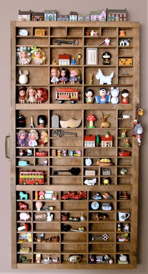 Displaying Miniature Collections, Displaying Small Collectables, Display Miniature Collection, Trinket Shelf Ideas, Diy Knick Knack Shelf, Shadow Box Display Ideas, Diy Trinket Shelf, Trinket Shelf Display, Sticker Collection Display Ideas