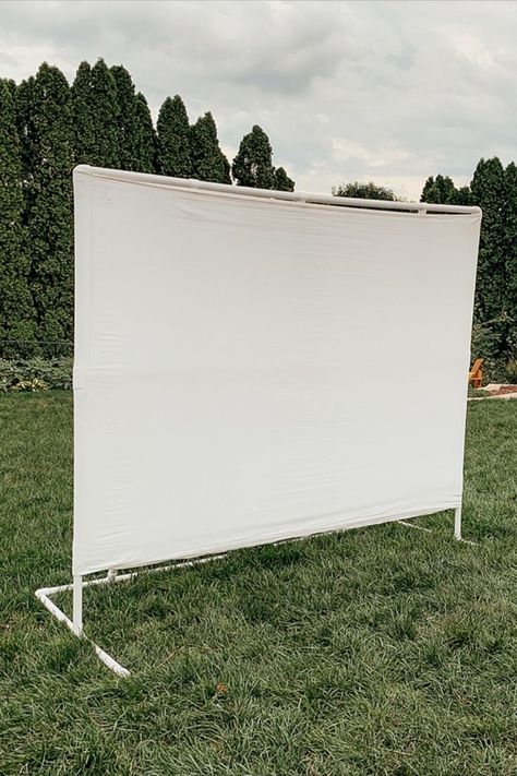 Outdoor Projector Ideas, Backyard Projector Screen, Diy Backyard Movie Screen, Projector Screen Ideas, Backyard Movie Screen, Diy Projection Screen, Diy Movie Screen, Diy Backyard Movie, Diy Backyard Movie Night