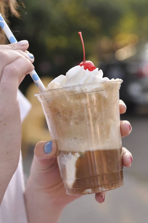 An Ice Cream Float Bar is a fun way to keep guests cool at an outdoor summer party. Ice Cream Floats Bar, Soda Floats Bar, Ice Cream Floats For Kids, Adult Ice Cream Party, Coke Float Bar, Root Beer Float Bar Wedding, Ice Cream Floats Ideas, Ice Cream Float Party, Ice Cream Soda Floats