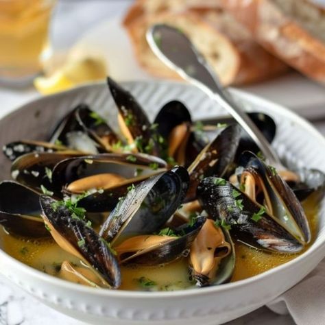 Carrabba’s Mussels Recipe Carrabbas Recipes, Grilled Mussels, Olive Oil Dip For Bread, Olive Oil Bread, Italian Grill, Mussels Recipe, Italian Favorites, White Wine Sauce, Wine Sauce