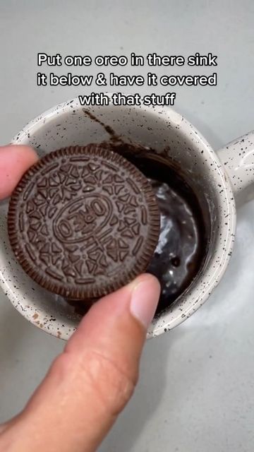 Viral Oreo Mug Cake, Oreo Mug Cake Microwave, Kitkat Cookies, Oreo Mug Cake Recipe, Chocolate Nutella Cake, Oreo Mug Cake, Oreo Mug, Mug Cake Recipe, Mug Cake Microwave