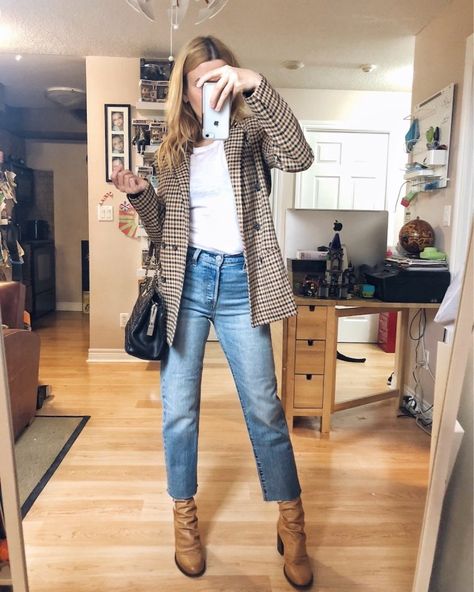 White tee+brown plaid blazer+straight-leg jeans+camel boots+black shoulder bag. Fall Weekday / Workwear Outfit 2019 501 Levis Women Outfits, Check Blazer Outfit, Brown Blazer Outfit, Plaid Blazer Outfit, Straight Leg Jeans Outfits, Boots 2020, Blazer Outfits Casual, Dry Cough, Blazer Outfits For Women