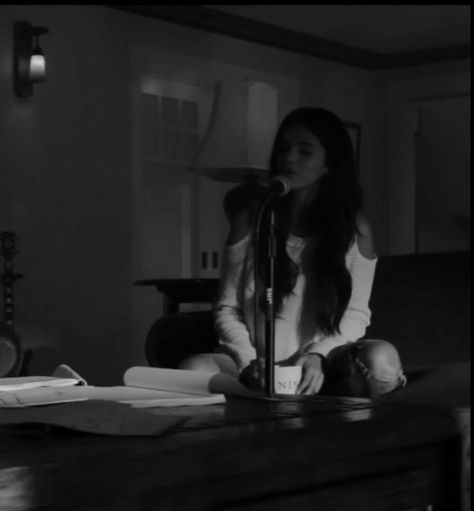 Singer Gf Aesthetic, Black And White Singing Aesthetic, Singing In My Room Aesthetic, Woman Singing Aesthetic, Singing In Room Aesthetic, Singing At Home Aesthetic, Music Singing Aesthetic, Girl Singing Aesthetic, Singing Lessons Aesthetic