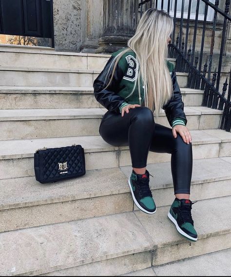 Outfit Ideas With Air Jordan 1, Black Outfits Baddie, Freaknik 90s Outfit, Freaknik 90s, Black Outfits For Women, All Black Outfits For Women, Pakaian Hipster, Tomboy Stil, All Black Outfits