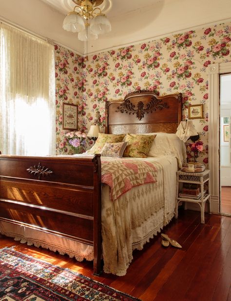 my bedroom! Grandma Room, Cottage Rooms, Antique Homes, English Homes, Brunette Aesthetic, Cozy Rooms, Victorian Home Decor, Victorian Bedroom, Pinterest Contest