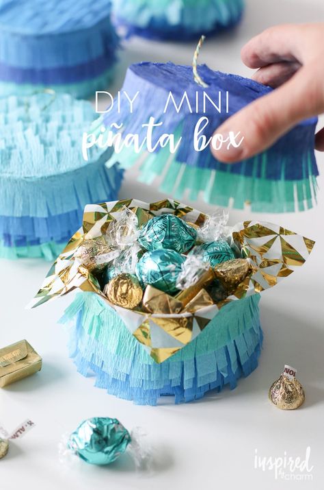 DIY Mini Piñata Box | inspiredbycharm.com #IBCcincodemayo Mini Pinatas Favors, Advent Diy, Piñata Ideas, Mini Pinatas, Diy Pinata, Diy Event, Fiesta Birthday, Graduation Ideas, Graduation Decorations