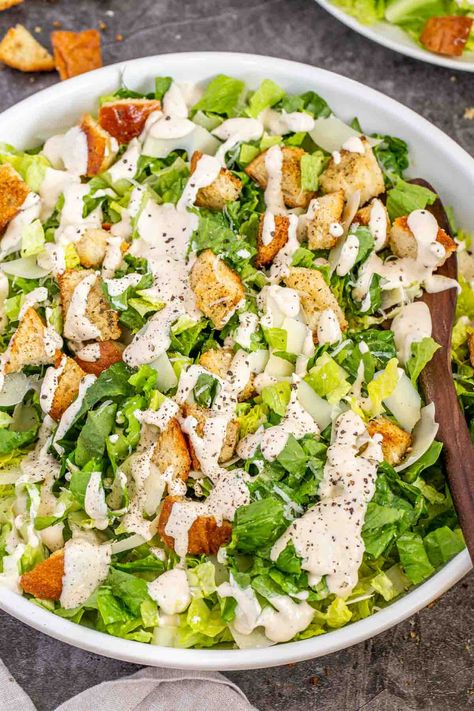 This classic Caesar Salad Recipe is such a crowd pleaser! Crispy romaine, parmesan cheese, crunchy croutons all tossed in a creamy dressing. Caesar Salad For A Crowd, Classic Ceasar Salad, Salad Caprese, Salad Coleslaw, Caesar Salads, Yogurt Ranch, Greek Yogurt Ranch, Greek Yogurt Chicken Salad, Salad Quinoa