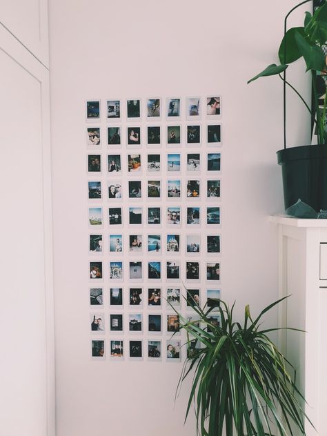 Polaroid Bedroom Ideas, Ways To Decorate Your Bedroom Walls Diy, Bedroom Polaroid Wall, Wall Polaroid Ideas, Instax Photos Ideas Room Decor, Polaroid Wall Aesthetic, Instax Wall Ideas, Ways To Decorate Your Bedroom Walls, Polaroid Wall Ideas Aesthetic