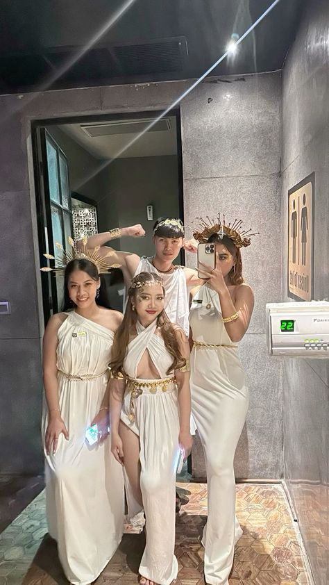 Gold Costume Ideas, Greek Goddess Outfit, Greek Mythology Costumes, Cleopatra Outfit, Mythology Costumes, Greek Outfit, Greek God Costume, Goddess Party, Costume Ideas For Halloween