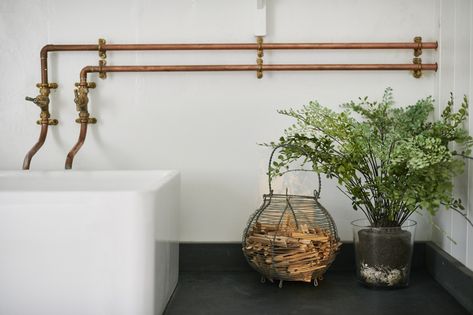 This week’s Remodeling 101 post is in praise of wall-mounted faucets (and lacy ferns to to distract the eye from heavy, exposed plumbing). Industrial Faucet, Exposed Plumbing, Industrial Bathroom Vanity, Copper Faucet, Copper Taps, Faucet Design, Copper Diy, Vintage Bath, Bathroom Plants