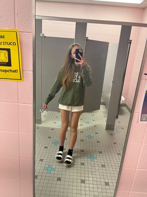 Birkenstock School Outfit, Preppy Birkenstock Outfit, Plastic Birkenstock Outfit, Outfits To Wear With Birkenstocks, Birkenstock Outfit White, Berken Stocks Shoes Outfit, Berken Stocks Shoes, Burken Stocks Outfit, Berkinstock Outfit