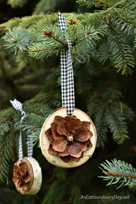 DIY natural rustic Christmas tree decorations. Don't miss the tutorial for making these pretty birch and pine cone ornaments Natal Natural, Pine Cone Ornament, Natural Christmas Tree, Pinecone Christmas, Rustic Christmas Ornaments, Natural Christmas Decor, Christmas Tree Decorations Diy, Pine Cone Decorations, Natural Christmas