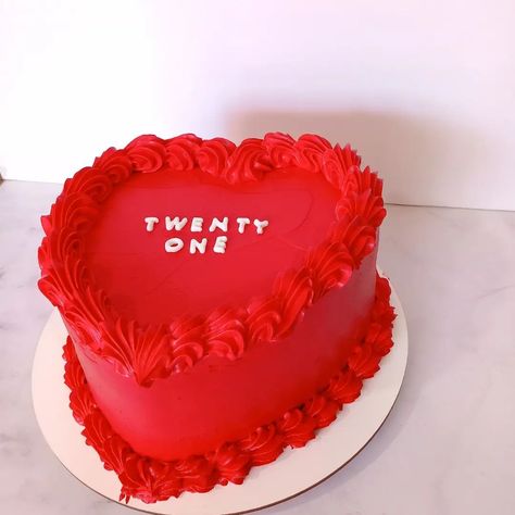 Torta corazón rellena de pasta de chocolate y crema con frutilla revoque de crema teñida en rojo 😍😍. . . #torta #cake #pastel #corazon #red #rojo #heart #corazon #cakehearts #tortacorazon Red Party, Pastel, Pasta, Cake, Red, On Instagram