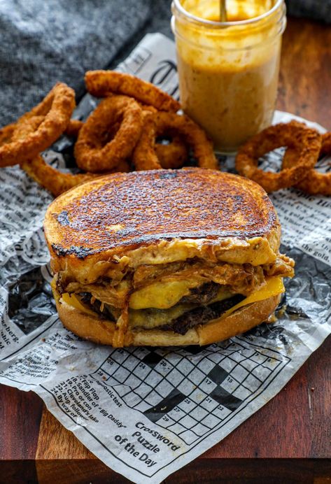 Smash Burger Patty Melt, Patty Melt Recipe, Smash Burger Recipe, Burger Recipes Beef, Hamburger Dishes, Melt Recipe, Griddle Recipes, Patty Melt, Diner Recipes