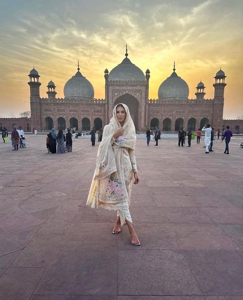 Outfits To Wear At Taj Mahal, Taj Mahal Outfit Ideas, Dubai Picture Ideas, Temple Aesthetic, Jama Masjid Delhi, Dress India, India Trip, Jama Masjid, Chocolate Pictures