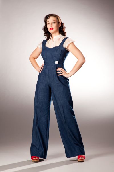 1940's overall/jumpsuit from http://trendsupplier.blogspot.com very cute retro look 1944 Fashion, 1940 Fashion, Ladies Jumpsuits, 1940's Fashion, Denim Playsuit, Look Retro, Perfect Denim, 40s Fashion, Retro Mode