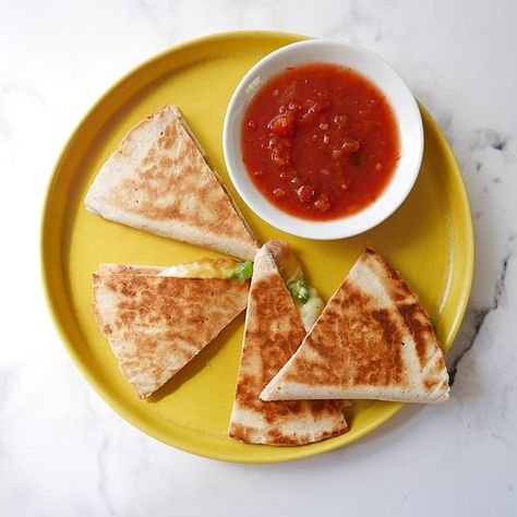 Refried bean & cheddar snacking quesadilla | Recipes | WW USA Refried Bean Quesadilla, Weight Watchers Pasta, Weight Watchers Vegetarian, Ww Lunch, Make Refried Beans, Ww Snacks, Ww Ideas, Weight Watchers Lunches, Refried Bean