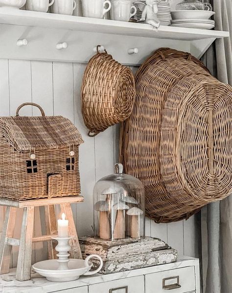 Basket Decor Ideas, Antique Farmhouse Decor, Fresh Farmhouse, Cottage Market, Market Baskets, Vintage Baskets, Rustic Farmhouse Style, The Farmhouse, Farmhouse Style Decorating