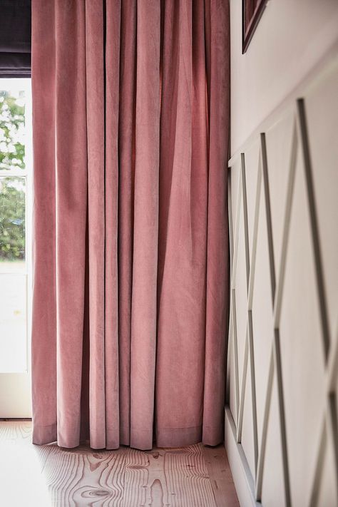 Nursery Curtains Girl, Pottery Barn Curtains, Curtains Dining Room, Rose Curtains, Vintage Wedding Table, Dining Room Curtains, Red Carpet Runner, Chair Covers Wedding, Pinch Pleat Curtains