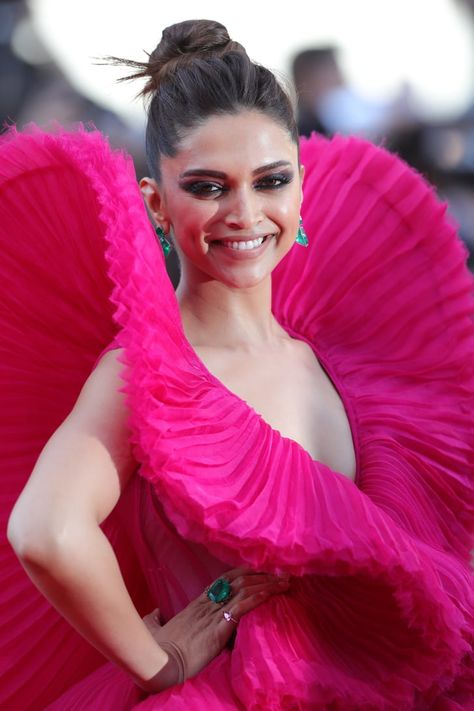 Deepika Padukone Outfits, Deepika Padukone Hd, Middle Aged Women Hairstyles, Rambut Brunette, Wedge Hairstyles, Asymmetrical Hairstyles, Oval Face Hairstyles, Brunette Woman, Oval Face