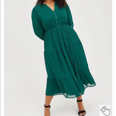 Torrid Discontinued TEA-LENGTH SKATER DRESS - CHIFFON CLIP DOT EMERALD Dress Images, Torrid Dresses, Plus Size Womens Clothing, Best Wear, Tea Length, Pleated Dress, Skater Dress, Chiffon Dress, Woven Fabric