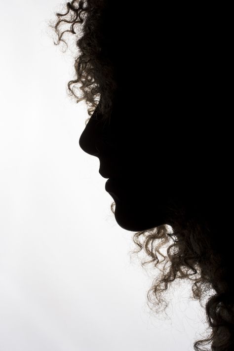 Silhouette of woman with curly hair Free Photo Curly Hair Portrait Photography, Curly Hair Silhouette, Curly Hair Photography, Curly Photography, Dark Photo Ideas, Side Curly Hairstyles, Silhouette Of Woman, Facebook Ideas, Curly Hair Model