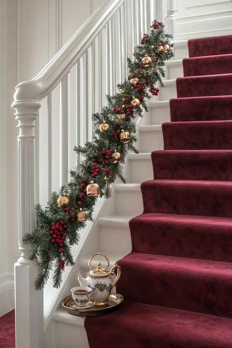 Stairway Christmas Decor Staircases, Holiday Staircase Decor, Christmas Railing Decor Indoor, Stairs Christmas Decorations, Stairway Decorating Christmas, Stairway Garland, Garland Staircase, Christmas Garland Staircase, Cozy Christmas Home